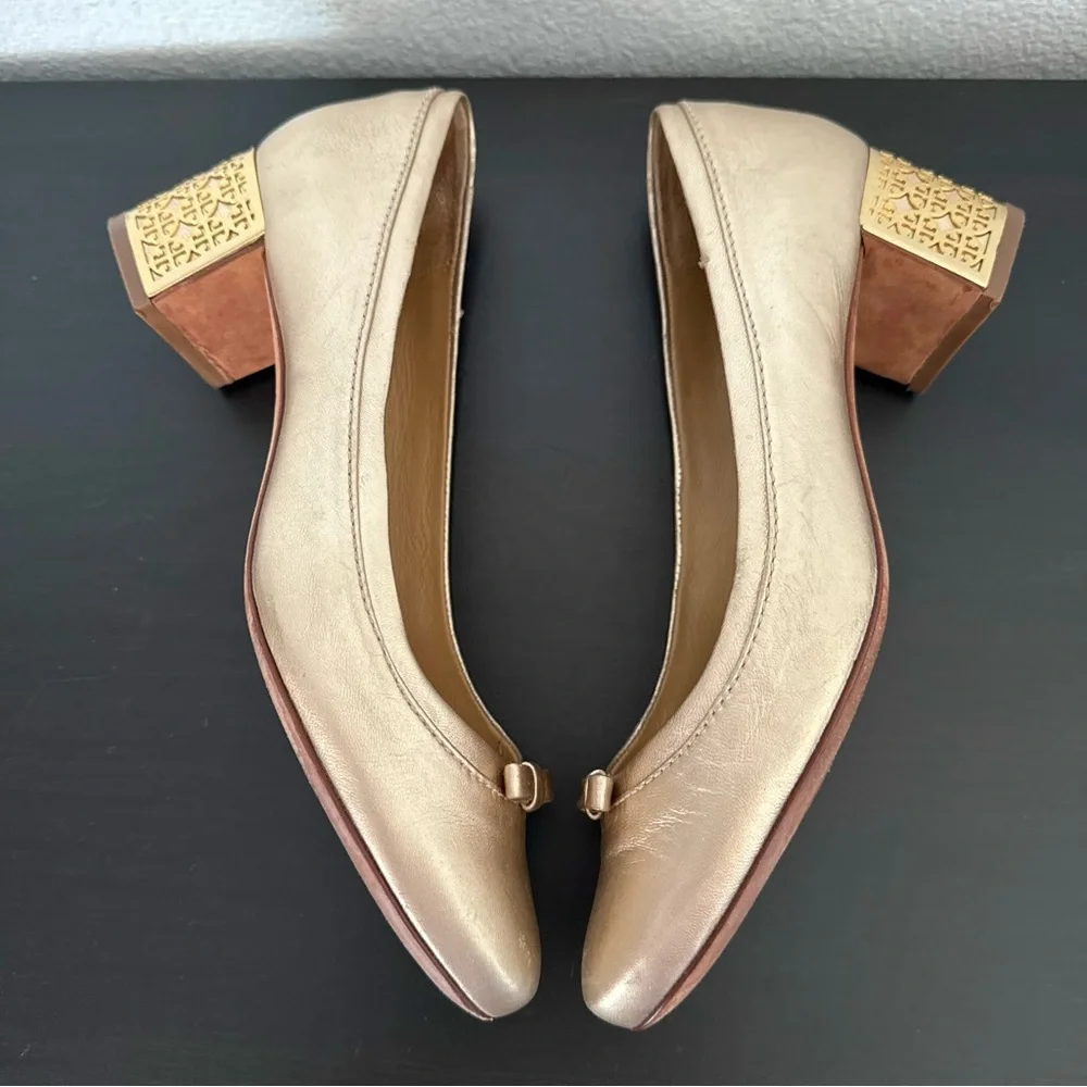 TORY BURCH Gold Logo Block Heel Round Toe Bow Leather Pumps